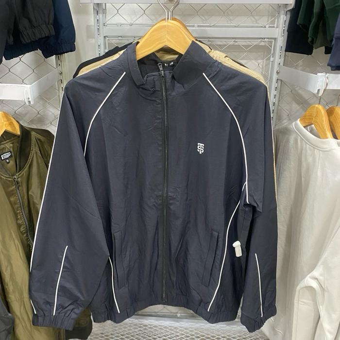 S04042615 Jacket parasut hitam by 3Second Sporty Regulerfit