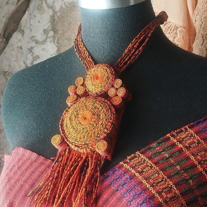 Kalung Etnik Handmade Ulos Batak Design Unik dengan Detail Motif Khas dan Warna Cerah