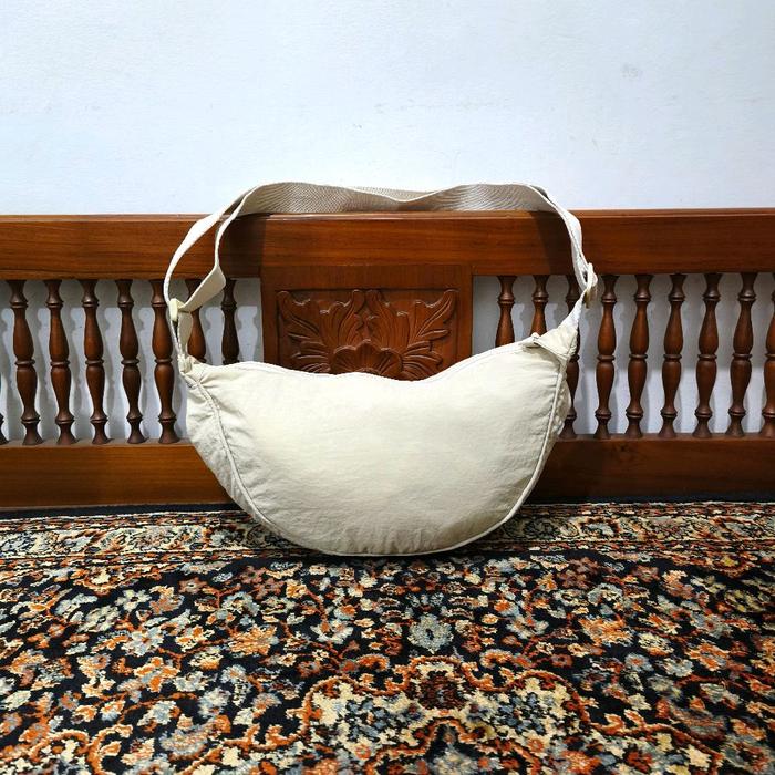Tas sling bag uniqlo warna cream