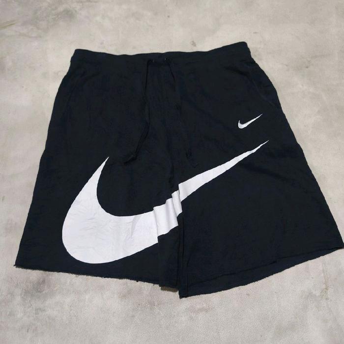 Celana pendek pria nike big swoosh hitam bekas