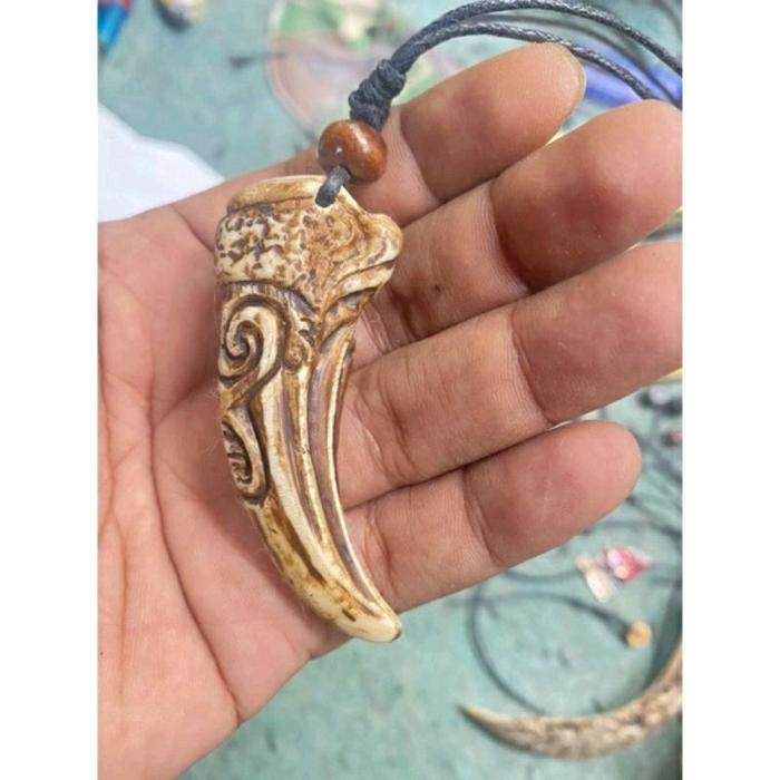 kalung etnik taring beruang motif ukir replika aksesoris fashion