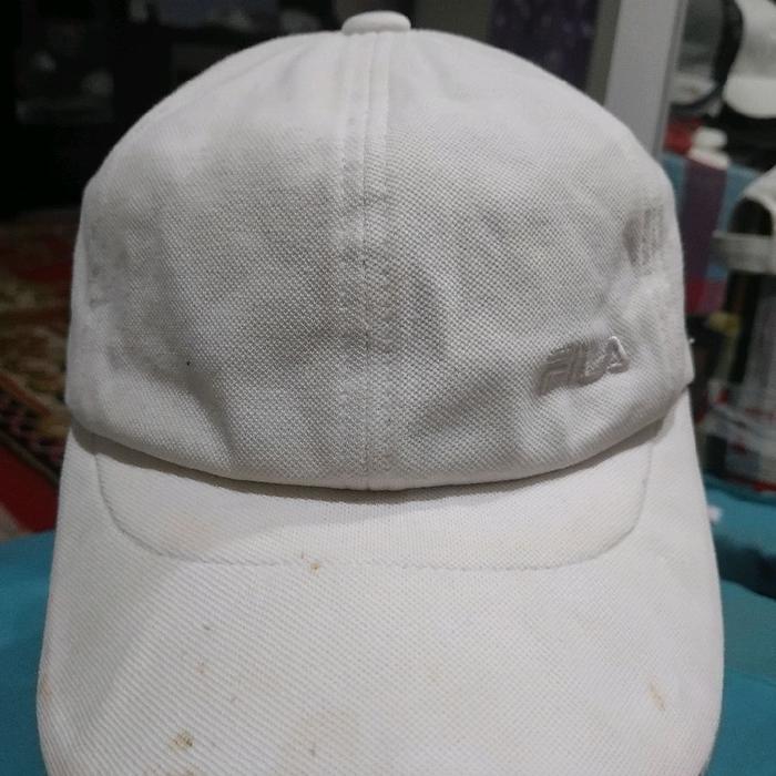 FILA Topi Putih dengan Logo Fila di Depan - Aksesori Fashion yang Nyaman dan Stylish