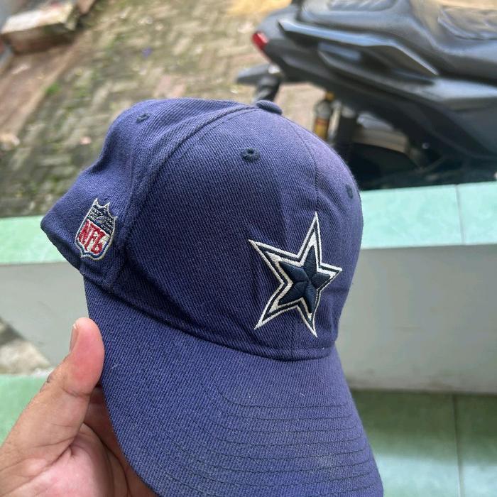 Topi NFL Dallas Cowboys Biru dengan Logo Bintang dan Logo NFL di Sisi Kiri