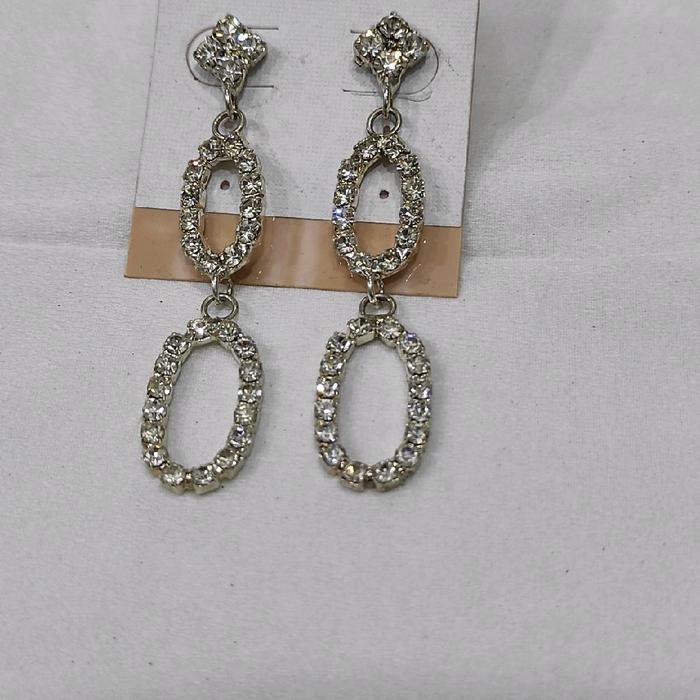 Anting putih perak mata mata