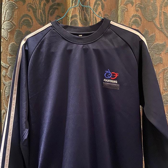 Sweater Hanyang Berwarna Biru Navy Bergaris