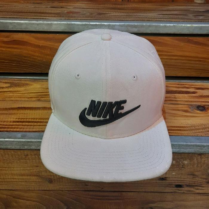 Nike Topi Snapback Putih dengan Logo Hitam untuk Gaya Santai dan Sporty