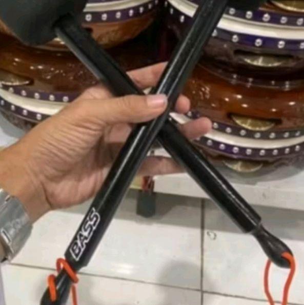 Drum Stik Kayu Mahoni dengan Tiang Hitam Cocok untuk Acara Agamaan Material Kayu Mahoni Tahan Lama d