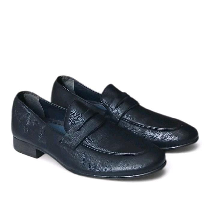 Sepatu loafers kulit hitam dari Esquire
