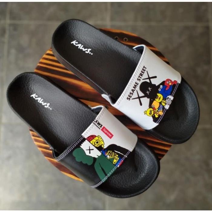 Sandak Kaws Unisex Sandal Slop Pria Wanita Sandal Kaws Sesame Street Supreme Sandal Off-white Unisex