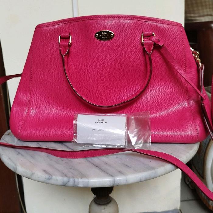 Coach Tas Wanita Preloved Warna Pink Kondisi 95% Seperti Baru Cocok untuk Sehari-hari atau Acara Khu