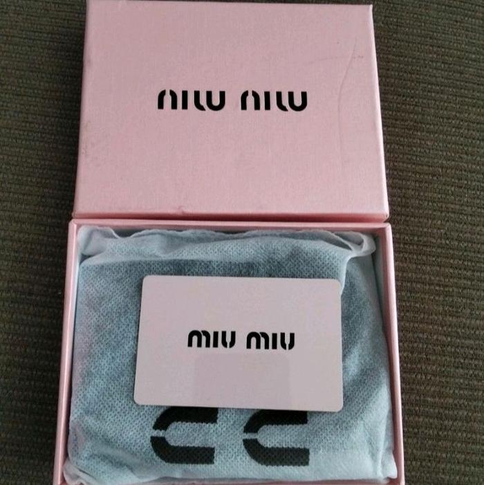 dompet miu miu warna hitam