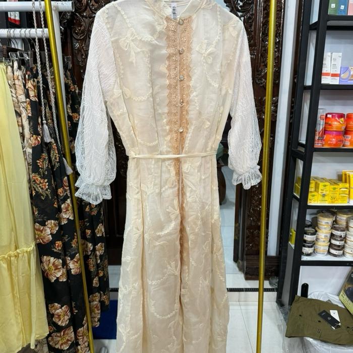 Gaun Klasik dengan Elegan Beratquateinterior Parket