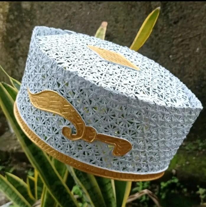 peci anyaman bambu motif kujang putih gold