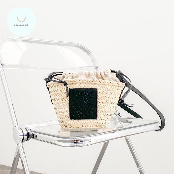 LOEWE DRAWSTRING BUCKET BAG NATURAL / BLACK