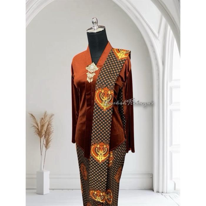 Setelan Kebaya Encim Udru Warna Teracotta / Kebaya + Selendang + Jarik Wiru Plisket Motif Truntum