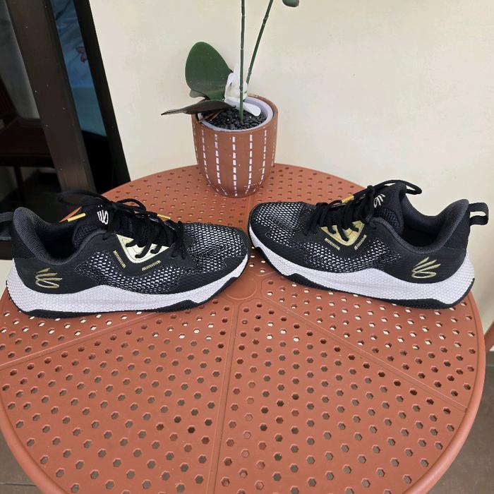 Second Original Sepatu Pria Under Armour Curry Warna Hitam Size 42 Siap Pakai harga murah