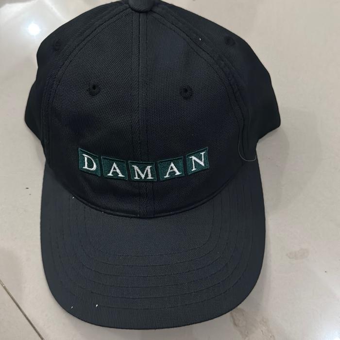 Topi Daman Hitam dengan Logo Daman - Aksesori Fashion untuk Pria dan Wanita