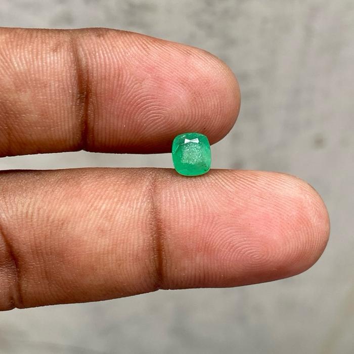 Natural Emerald Beryl Jamrud Asli Batu Zamrud Cushion shape Emerald ukuran Kecil Dim 6.5x5.5x3