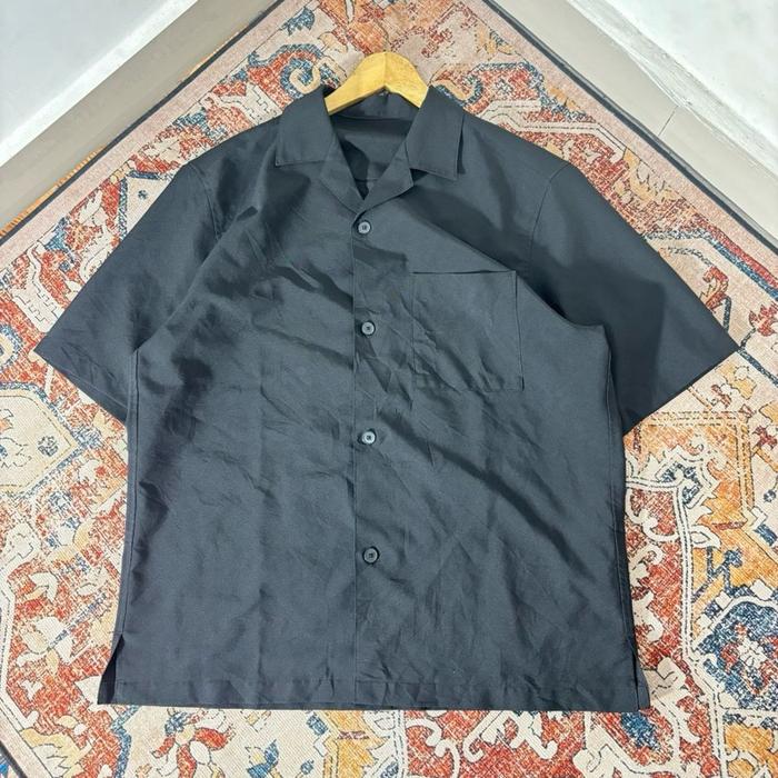 KEMEJA PENDEK UNIQ LO GU OPEN COLLAR HITAM SIZE M