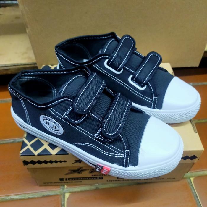 Sepatu Sekolah Warrior Nb Perekat Pendek Hitam Putih