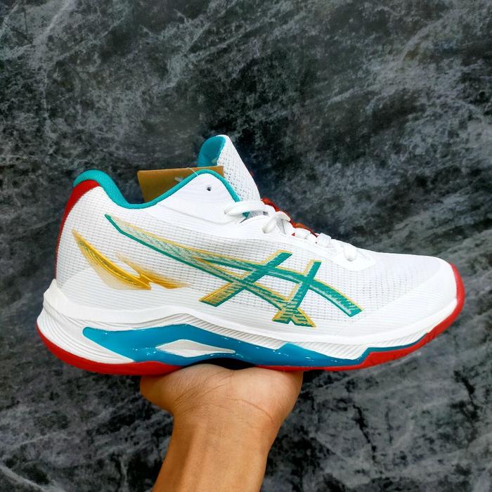 sepatu asics buat volly putih biru