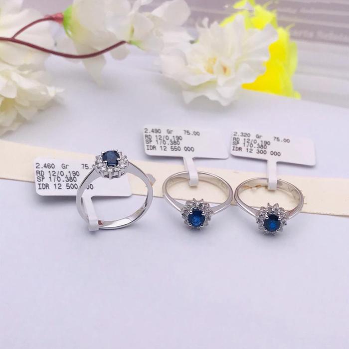 Cincin bluesafir asli. Berlian asli . Berlian eropa
