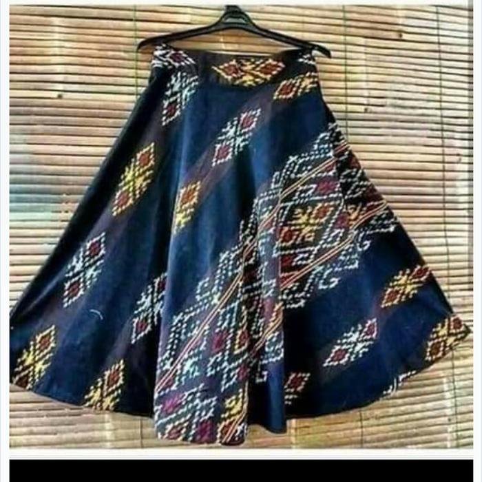 rok tenun model payung hitam motif Rote