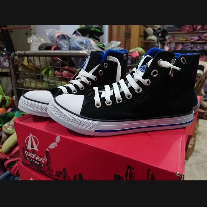 Sepatu Warrior world star