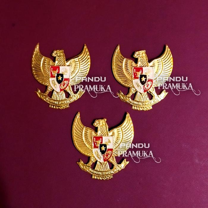 pin garuda kuningan lapisan resin ukuran 6cm