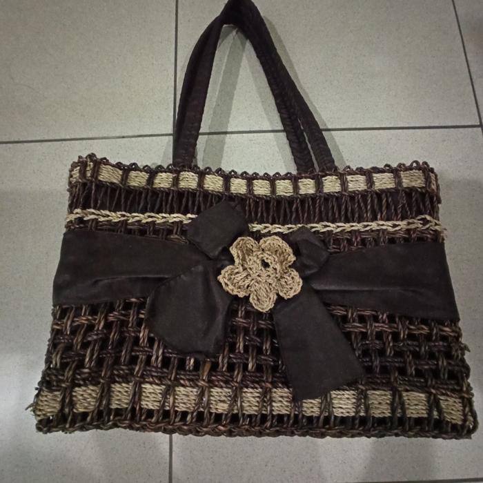 Tas Rajut Rotan Vintage Warna Cokelat Ukuran 34 cm x 24 cm x 8 cm dengan Desain Elegan dan Tali Cant