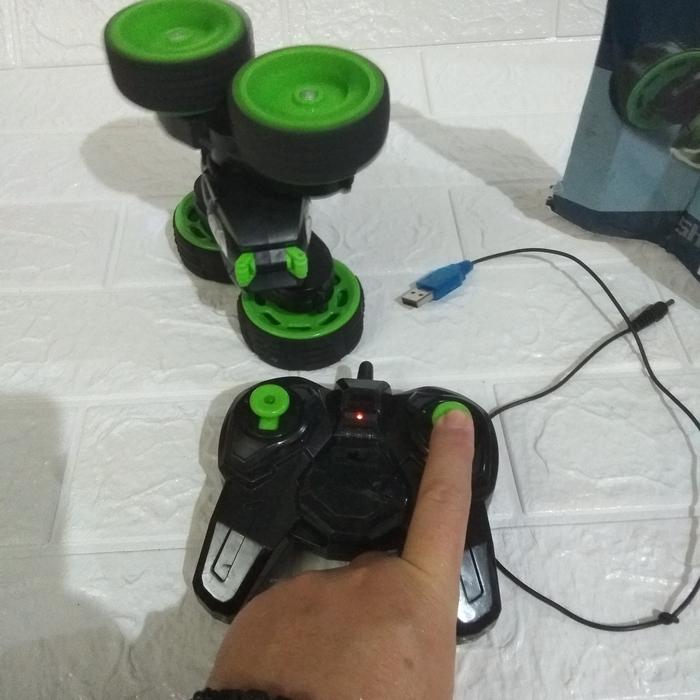Turbo Tech Shadow Breaker mainan mobil R/C di-charge (muter 360°)