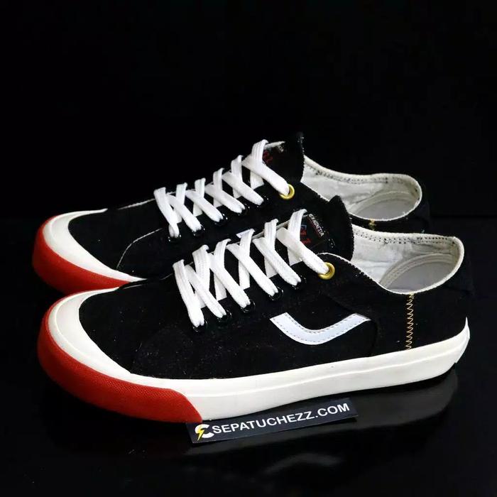 SEPATU CHEZZ EMPEROR LOW BLACK / WHITE