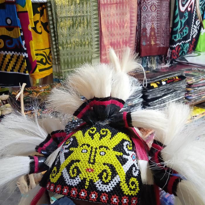 Bluko dayak pria tanpa bulu burung