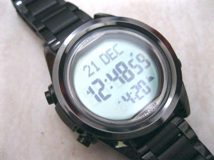 Jam tangan digital dgn kompas arah kiblat dan alarm sholat 5 waktu.