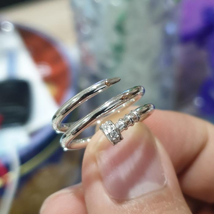 cincin emas putih spiral paku