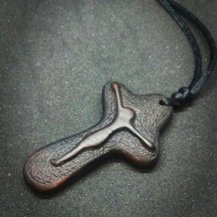 Kalung Salib Kayu Ukir Tangan