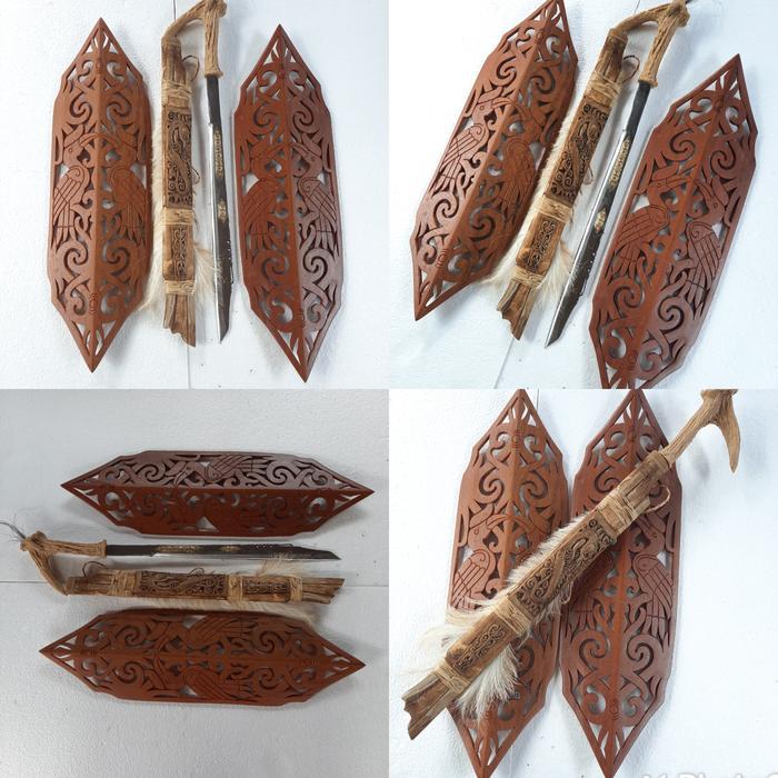 mandau dayak etnik set perisai tameng khas dayak kalimantan
