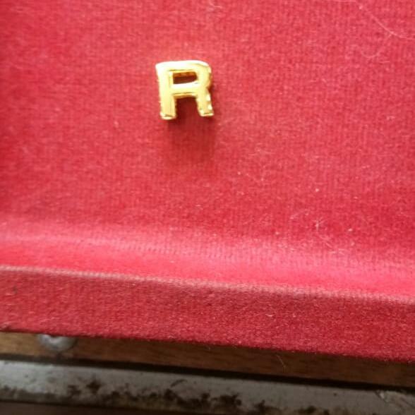 Charm R emas kadar 700 untuk gelang tali