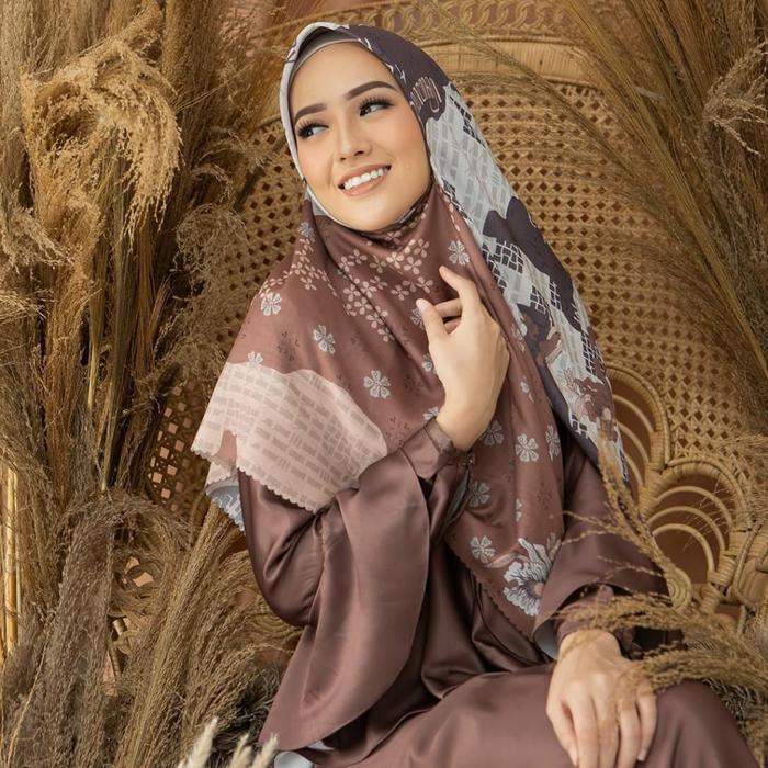 Iswara Scarf Wearing Klamby