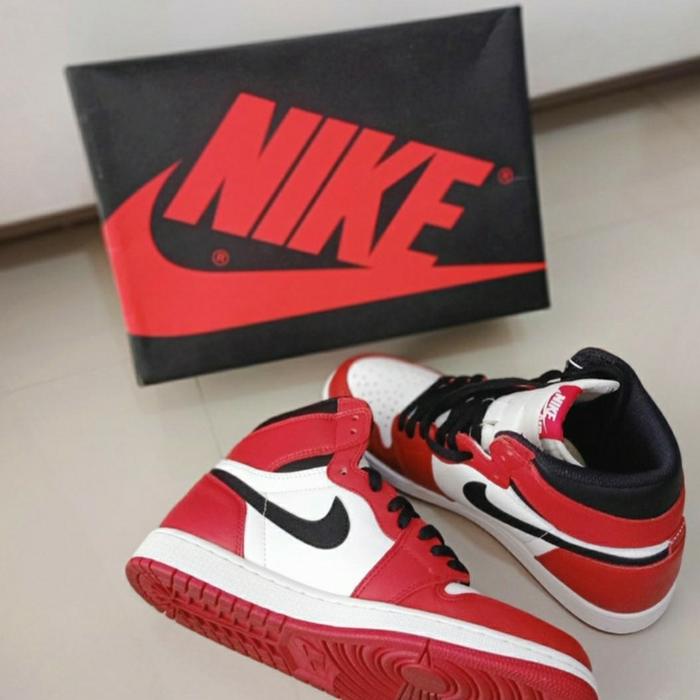 Nike Air Jordan 1 Retro High OG Chicago