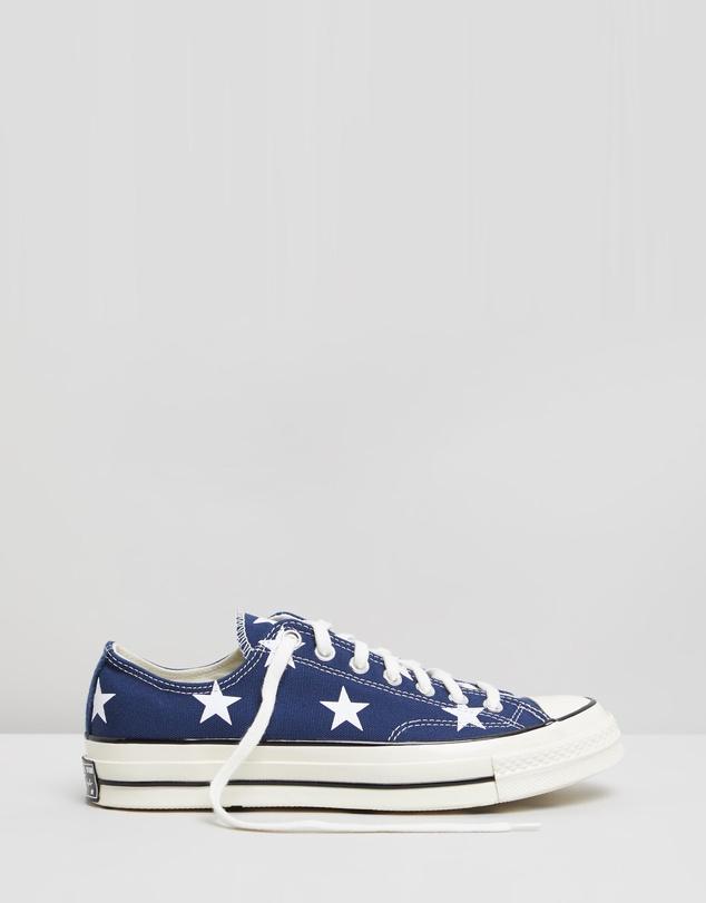 Sepatu Pria Converse 167812C Chuck 70s Ox Archive Print "Stars"