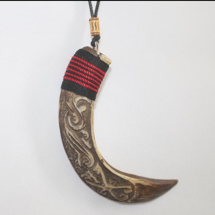 Taring babi ukir kalung taring babi