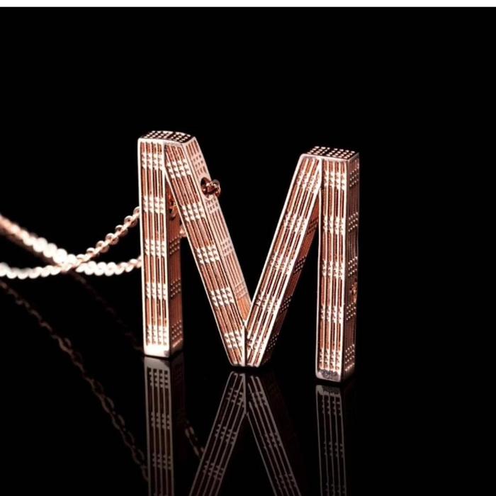 Kalung alpha bold huruf M kadar 375 UBS