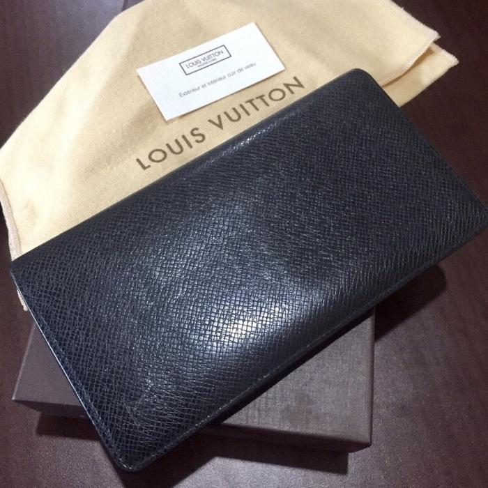 LOUIS VUITTON authentic LV