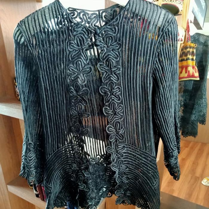 kebaya sulam usus hitam