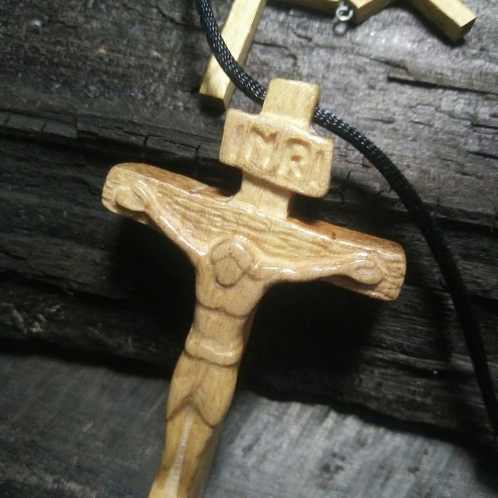 Kalung Salib Kayu Ukiran Tangan