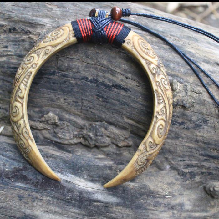Sepasang Taring Babi Motif Ukir Kalung Etnik Taring Babi