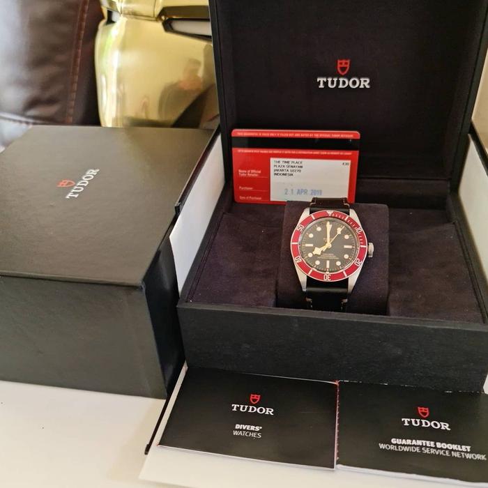 tudor blackbay red bezel jam pria