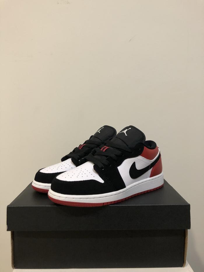 Pelunasan Jordan 1 Low "Black Toe"