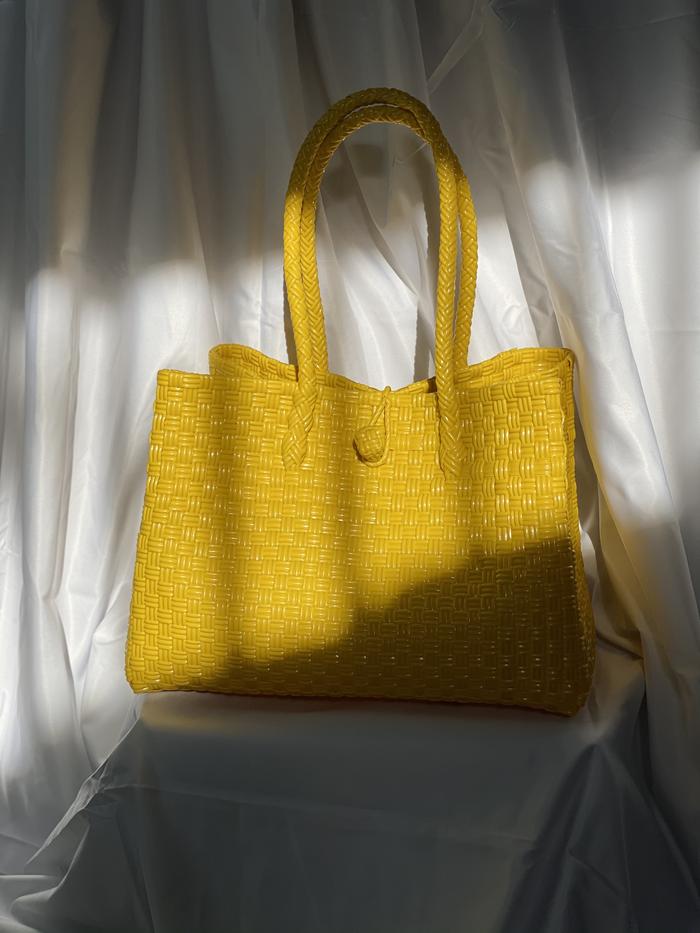 Tas anyaman plastik size baby trapez warna kuning kunyit